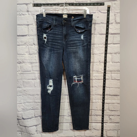 Sneak Peak distressed jeans with peek a boo patchwork detailing Size 9 - Picture 1 of 10